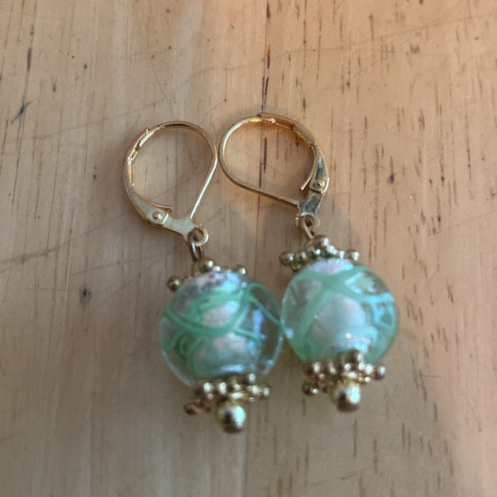 Elegant Green glass ball and Goldtone hanging Earrings. NWOT